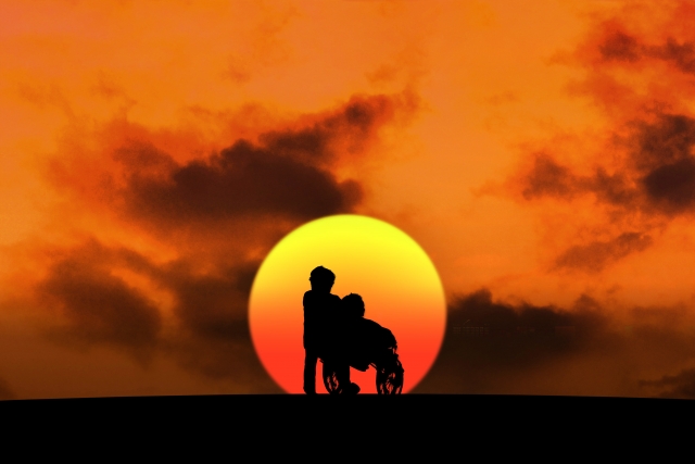 仕事を辞めて介護士になる必要はあるのか